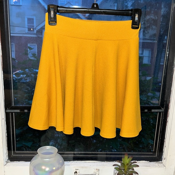 Little mustard yellow skirt. The brand is called urban coco - Picture 2 of 2